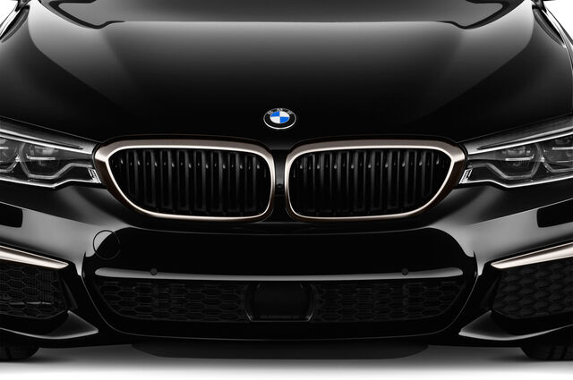 BMW 5 Series (Baujahr 2018) - 4 Türen Kühlergrill und Scheinwerfer