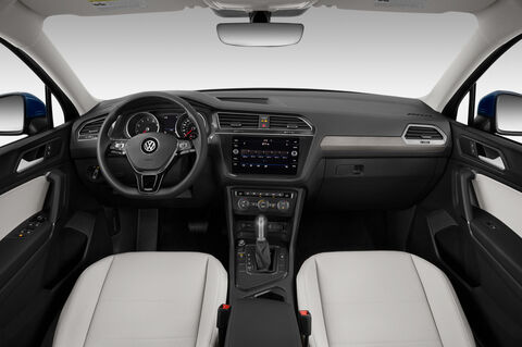 Volkswagen Tiguan (Baujahr 2019) Confrontline 5 Türen Cockpit und Innenraum