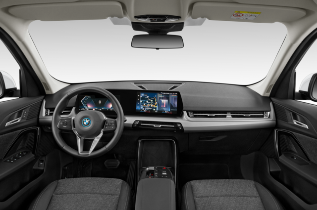 BMW X1 Plug-in Hybrid (Baujahr 2023) Base 5 Türen Cockpit und Innenraum