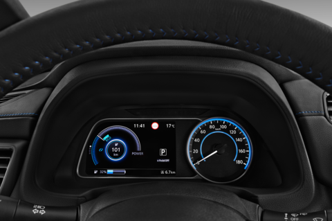 Nissan Leaf (Baujahr 2018) N Connecta 5 Türen Tacho und Fahrerinstrumente