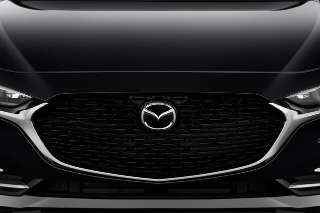 Mazda Mazda3 (Baujahr 2020) Skyactive 4 Türen Kühlergrill und Scheinwerfer
