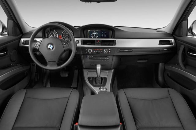 BMW 3 Series (Baujahr 2010) 325i Touring 5 Türen Cockpit und Innenraum