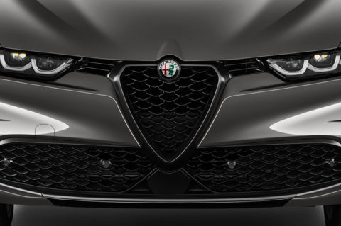Alfa Romeo Tonale (Baujahr 2022) Edizione Speciale 5 Türen Kühlergrill und Scheinwerfer