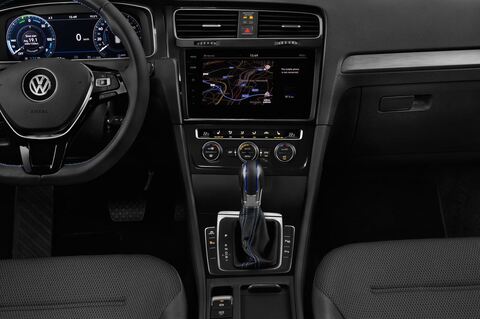 Volkswagen Golf (Baujahr 2017) e 5 Türen Mittelkonsole