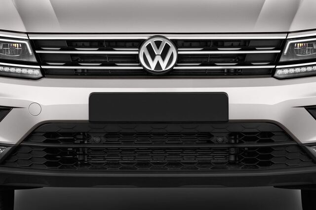 Volkswagen Tiguan (Baujahr 2017) Comfortline 5 Türen Kühlergrill und Scheinwerfer