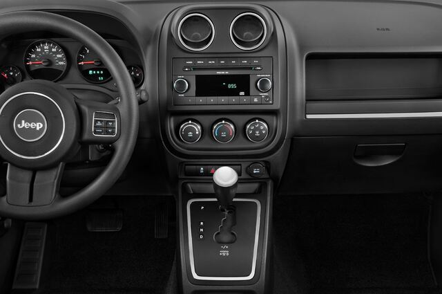 Jeep Compass (Baujahr 2011) Sport 5 Türen Mittelkonsole