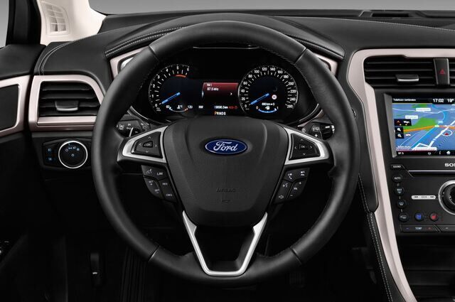 Ford Mondeo (Baujahr 2016) Vignale 4 Türen Lenkrad