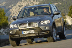 Geht stets aufrecht ums Eck: Der neue BMW X5 4.8i im Test