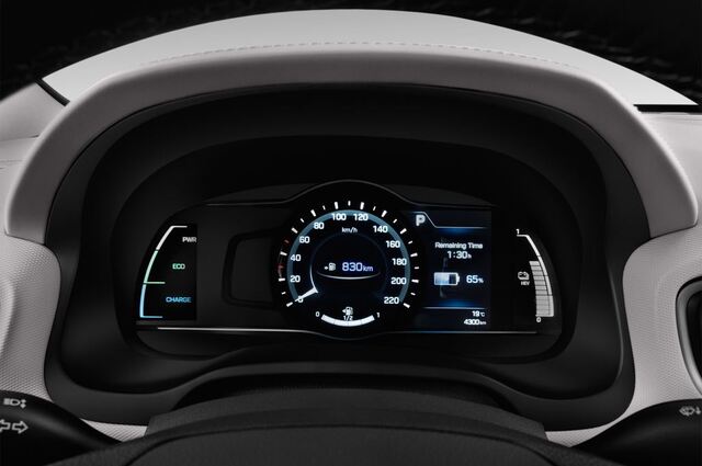 Hyundai IONIQ plug-in Hybrid (Baujahr 2017) Premium 5 Türen Tacho und Fahrerinstrumente