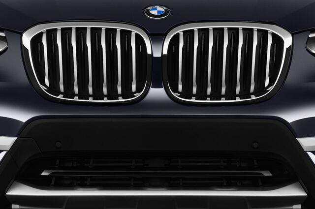 BMW X3 (Baujahr 2018) xLine 5 Türen Kühlergrill und Scheinwerfer