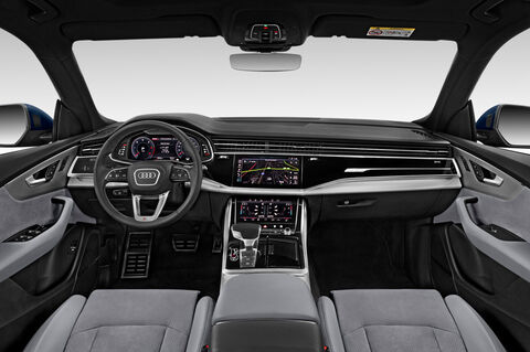 Audi Q8 (Baujahr 2019) S Line 5 Türen Cockpit und Innenraum