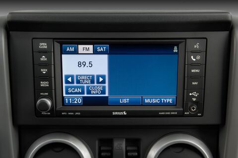 Jeep Wrangler (Baujahr 2010) Sahara 3 Türen Radio und Infotainmentsystem