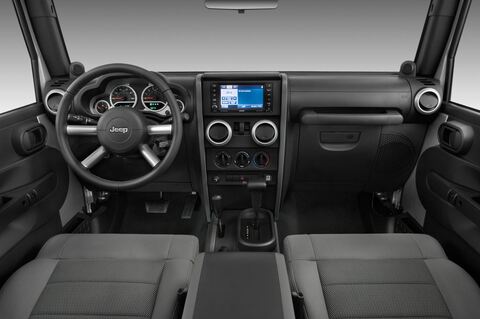 Jeep Wrangler (Baujahr 2010) Sahara 3 Türen Cockpit und Innenraum