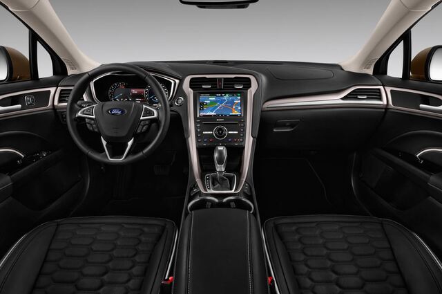 Ford Mondeo (Baujahr 2016) Vignale 4 Türen Cockpit und Innenraum