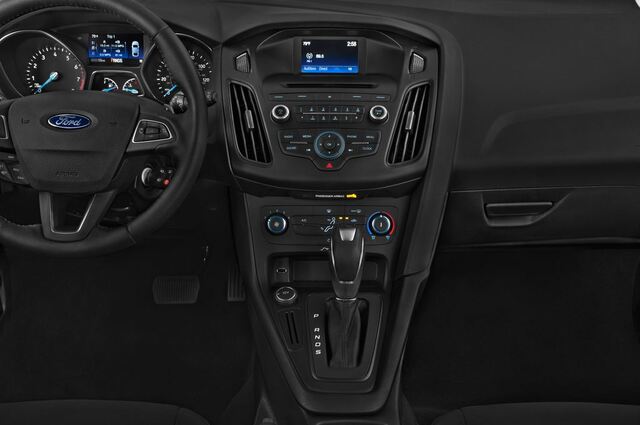 Ford Focus (Baujahr 2015) Trend 5 Türen Mittelkonsole