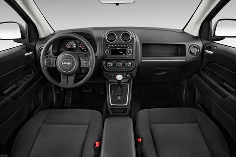 Jeep Compass (Baujahr 2011) Sport 5 Türen Cockpit und Innenraum