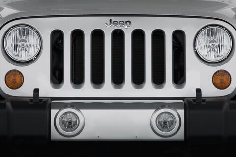 Jeep Wrangler (Baujahr 2010) Sahara 3 Türen Kühlergrill und Scheinwerfer