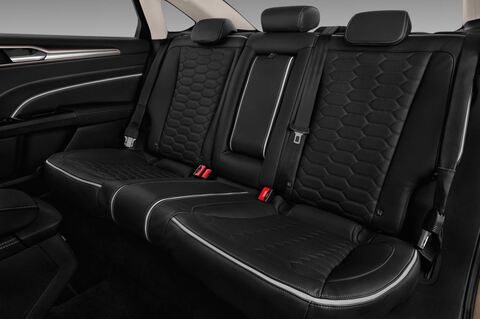 Ford Mondeo (Baujahr 2016) Vignale 4 Türen Rücksitze