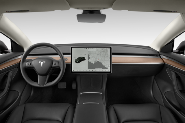 Tesla Model 3 (Baujahr 2022) Long Range 4 Türen Cockpit und Innenraum