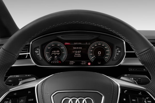 Audi A8 (Baujahr 2022) Base PHEV 4 Türen Tacho und Fahrerinstrumente