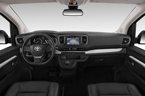 Toyota Proace Verso (Baujahr 2018) Executive 5 Türen Cockpit und Innenraum