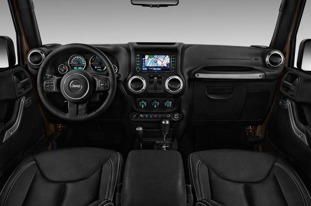 Jeep Wrangler (Baujahr 2017) Sahara 5 Türen Cockpit und Innenraum