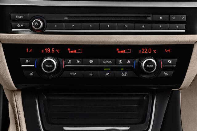 BMW 5 Series (Baujahr 2014) 518d Touring 5 Türen Temperatur und Klimaanlage