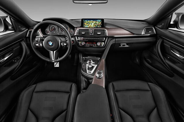 BMW M4 (Baujahr 2016) - 2 Türen Cockpit und Innenraum