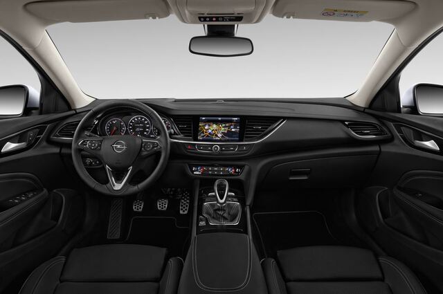 Opel Insignia Grand Sport (Baujahr 2017) Dynamic 5 Türen Cockpit und Innenraum