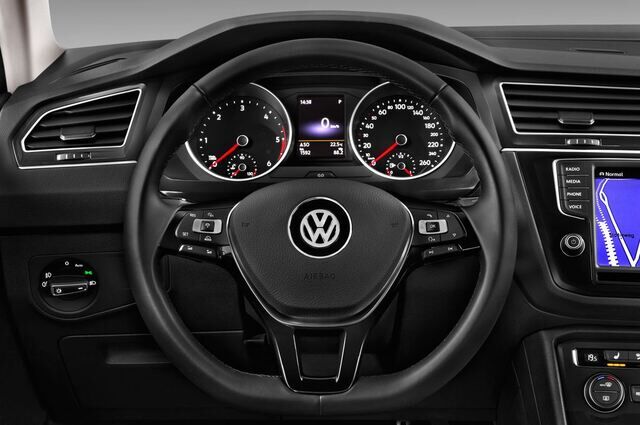 Volkswagen Tiguan (Baujahr 2017) Comfortline 5 Türen Lenkrad