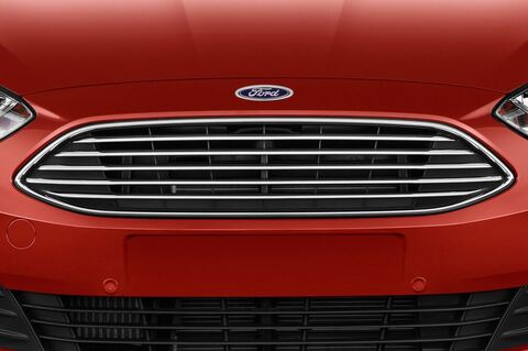 Ford C-Max (Baujahr 2015) Titanium 5 Türen Kühlergrill und Scheinwerfer