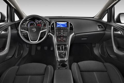 Opel Astra (Baujahr 2012) Sport 5 Türen Cockpit und Innenraum
