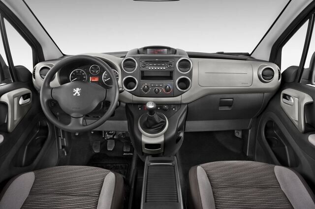 Peugeot Partner Tepee (Baujahr 2009) Outdoor 5 Türen Cockpit und Innenraum