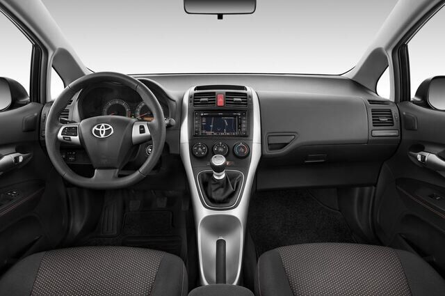 Toyota Auris (Baujahr 2010) Club 5 Türen Cockpit und Innenraum