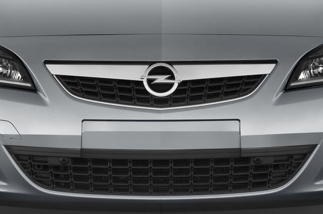 Opel Astra (Baujahr 2012) Sport 5 Türen Kühlergrill und Scheinwerfer