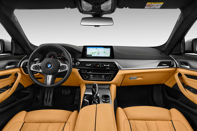 BMW 5 Series (Baujahr 2018) - 4 Türen Cockpit und Innenraum