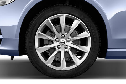 Volvo V90 (Baujahr 2019) Momentum 5 Türen Reifen und Felge