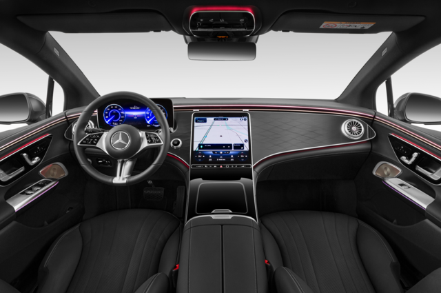 Mercedes EQE (Baujahr 2022) 350+ 4 Türen Cockpit und Innenraum