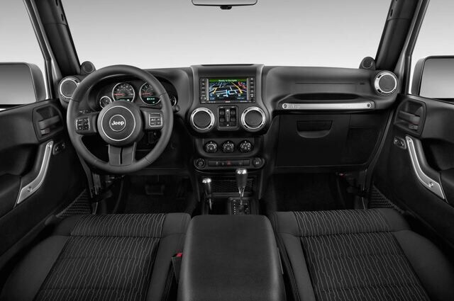 Jeep Wrangler Unlimited (Baujahr 2012) Rubicon 3 Türen Cockpit und Innenraum