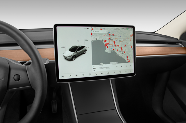 Tesla Model Y (Baujahr 2021) Long Range AWD 5 Türen Mittelkonsole