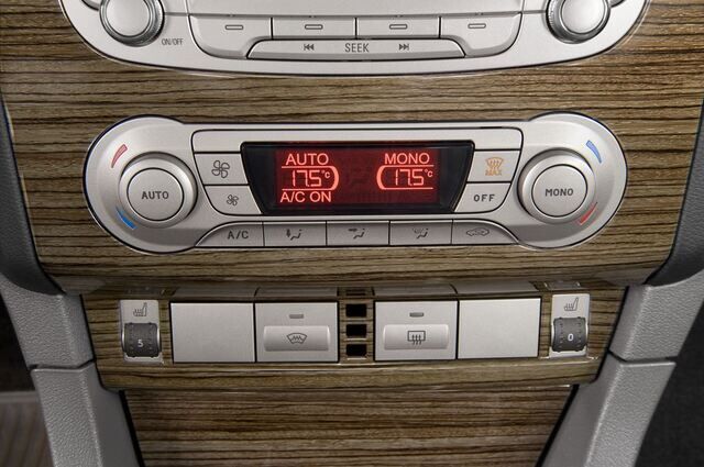 Ford Focus (Baujahr 2011) Ghia 5 Türen Temperatur und Klimaanlage