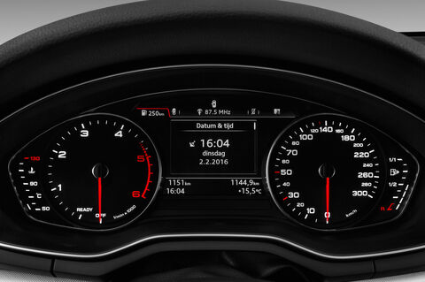 Audi A4 (Baujahr 2018) Sport 4 Türen Tacho und Fahrerinstrumente