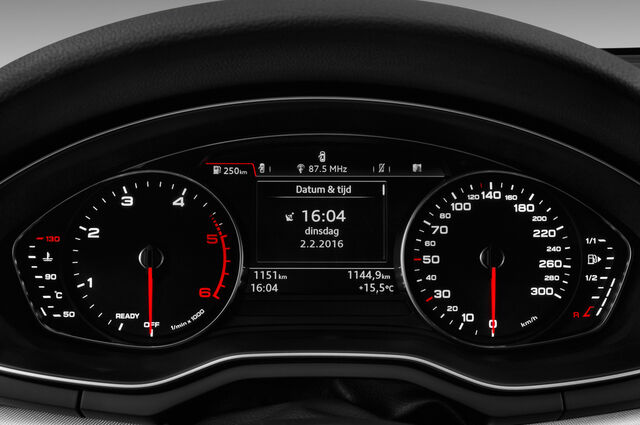 Audi A4 (Baujahr 2018) Sport 4 Türen Tacho und Fahrerinstrumente
