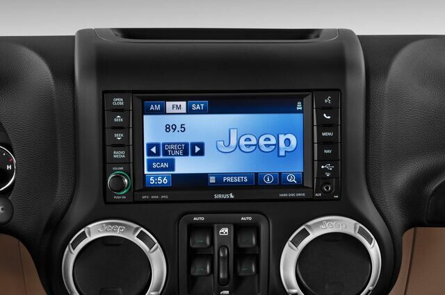 Jeep Wrangler Unlimited (Baujahr 2013) Sahara 5 Türen Radio und Infotainmentsystem