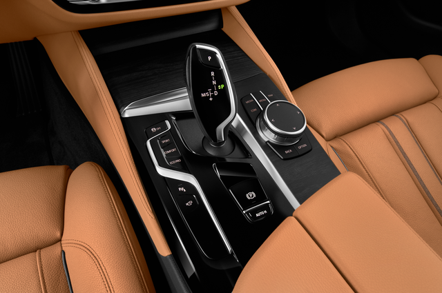 BMW 5 Series Touring (Baujahr 2023) Luxury Line 5 Türen Schalthebel