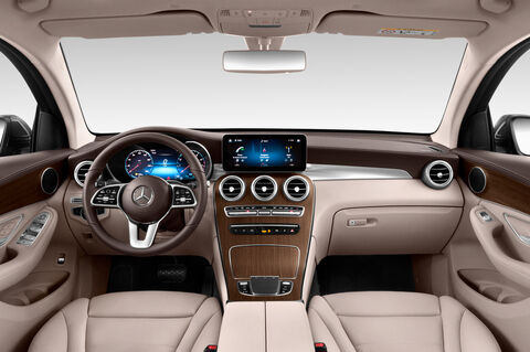 Mercedes GLC Coupe (Baujahr 2020) - 5 Türen Cockpit und Innenraum