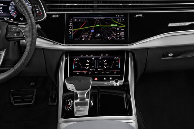 Audi Q8 (Baujahr 2019) S Line 5 Türen Mittelkonsole