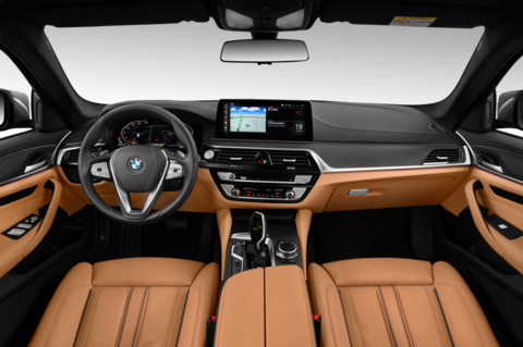 BMW 5 Series Touring (Baujahr 2023) Luxury Line 5 Türen Cockpit und Innenraum