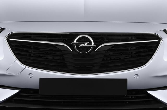 Opel Insignia Grand Sport (Baujahr 2017) Dynamic 5 Türen Kühlergrill und Scheinwerfer