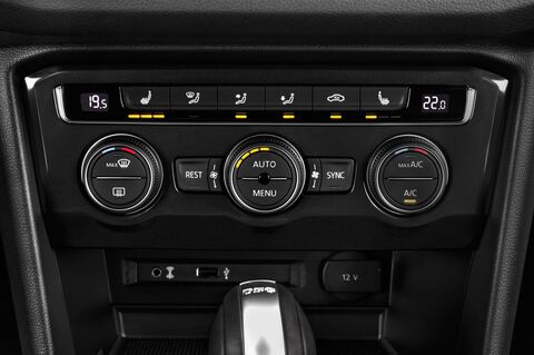 Volkswagen Tiguan (Baujahr 2017) Comfortline 5 Türen Temperatur und Klimaanlage